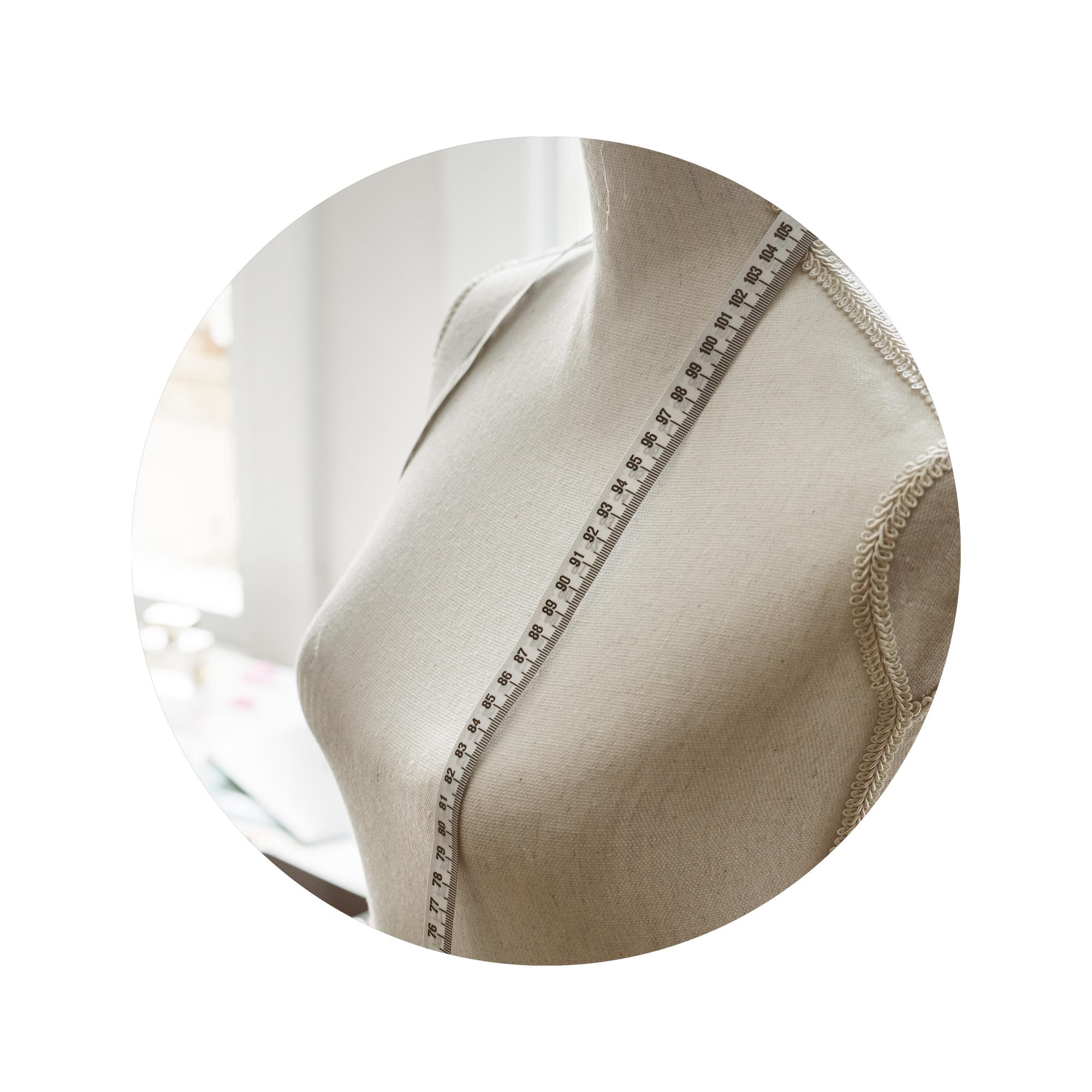 Dettaglio di punto satin su camicia